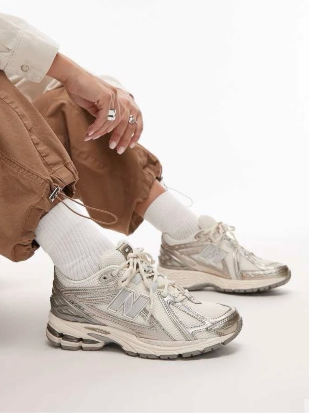 New Balance Metallic Silver & Cream Women's 10.5 Men 9 EU 42.5 Sneakers